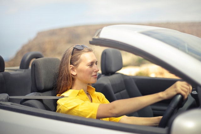 車を運転している女性の画像